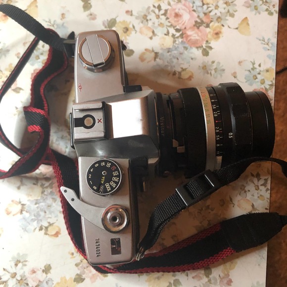 Vintage 1970s Minolta SRT 200 with Soligor Wide Auto Lens - Picture 7 of 8